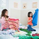 Mali by ste svoje dieťa nútiť, aby pomáhalo v domácnosti?