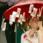 Cara memberi payung untuk pernikahan: dari pembelian hingga pengiriman Payung uang